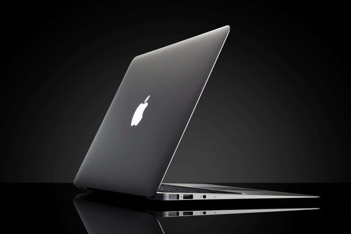 Stylischesschwarzes Macbook Laptop. Wallpaper