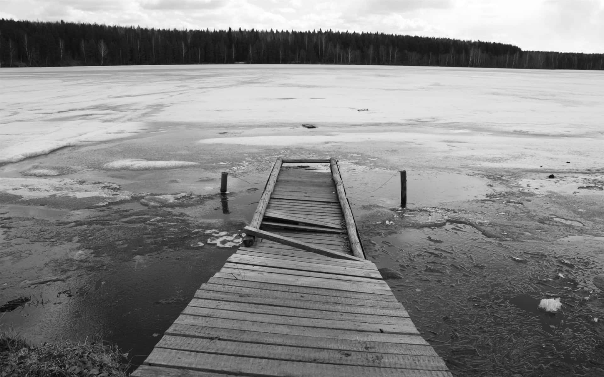 Einehölzerne Anlegestelle Auf Einem Zugefrorenen See. Wallpaper