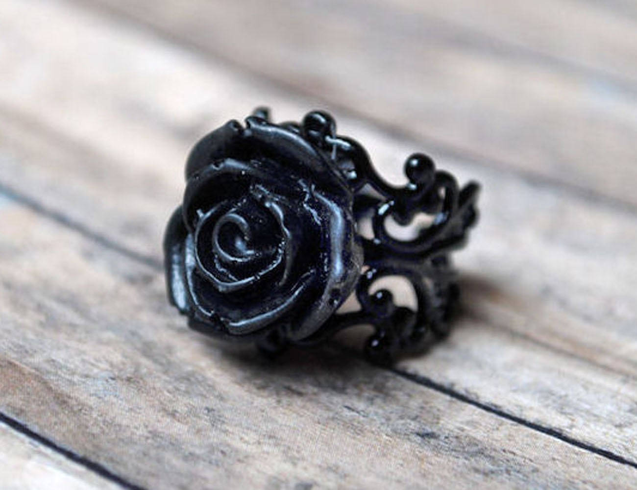 Black Metallic Rose Ring Wallpaper