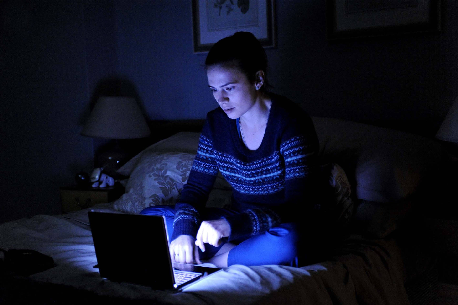 Schwarzerspiegel: Mädchen Auf Dem Bett Mit Laptop Wallpaper