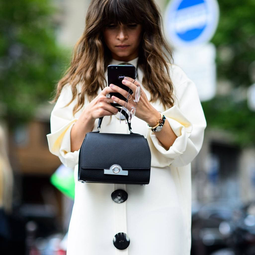Download Natalia Vodianova holding a luxurious Moynat bag Wallpaper