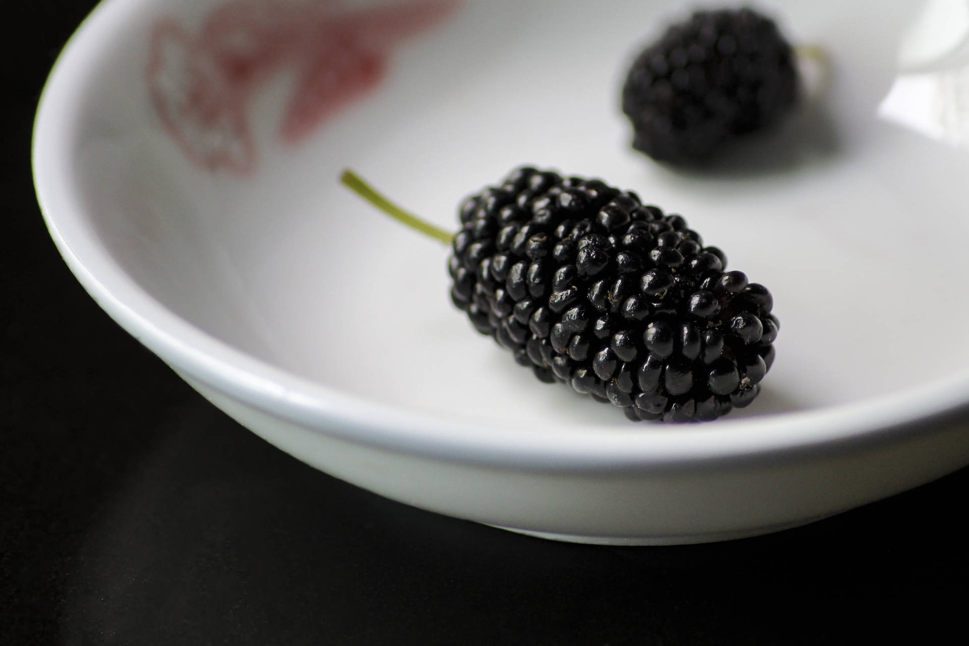 Black Mulberry Fruit On Plate Wallpaper