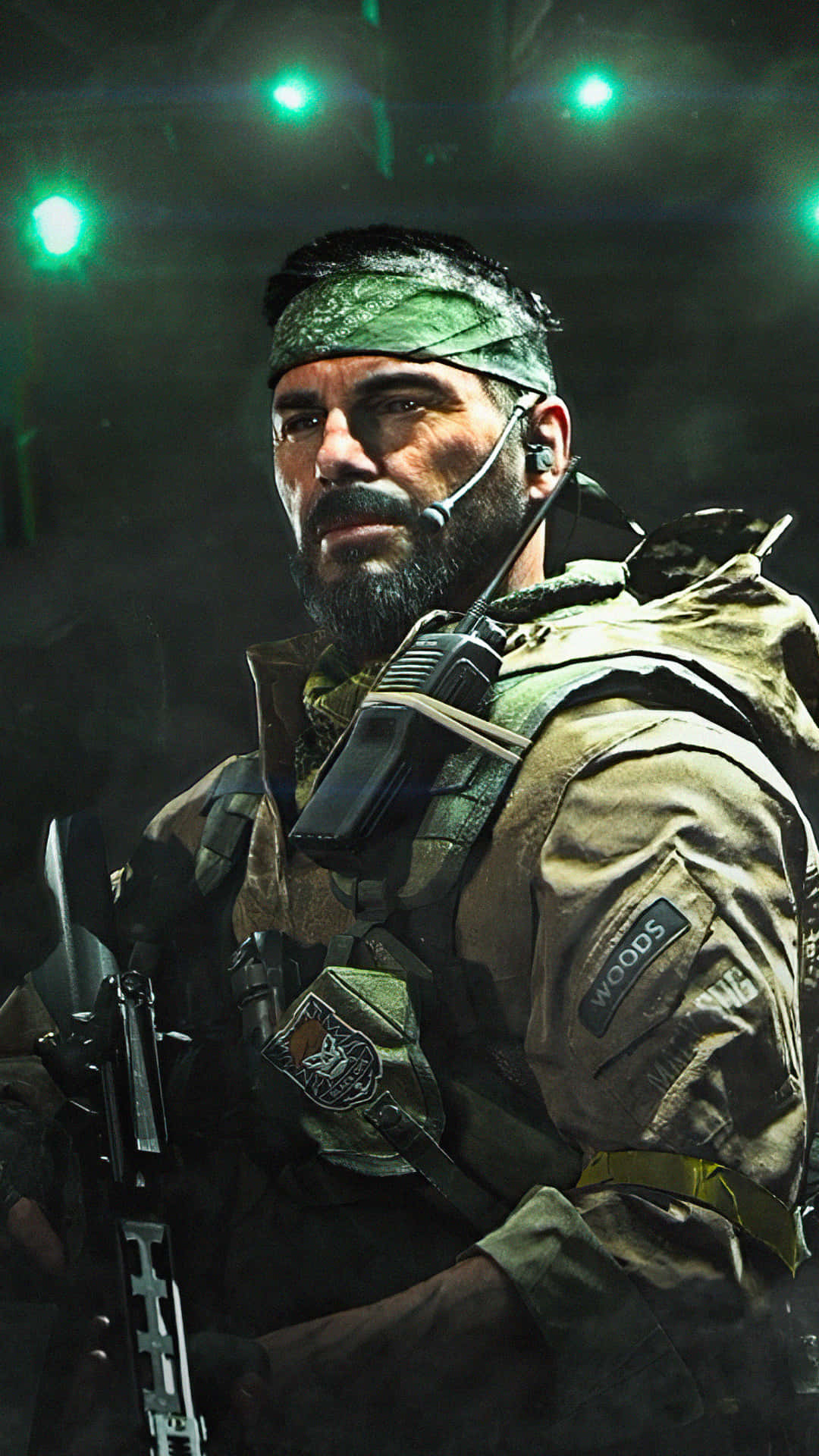 En soldat i et grønt uniform holdende et gevær Wallpaper
