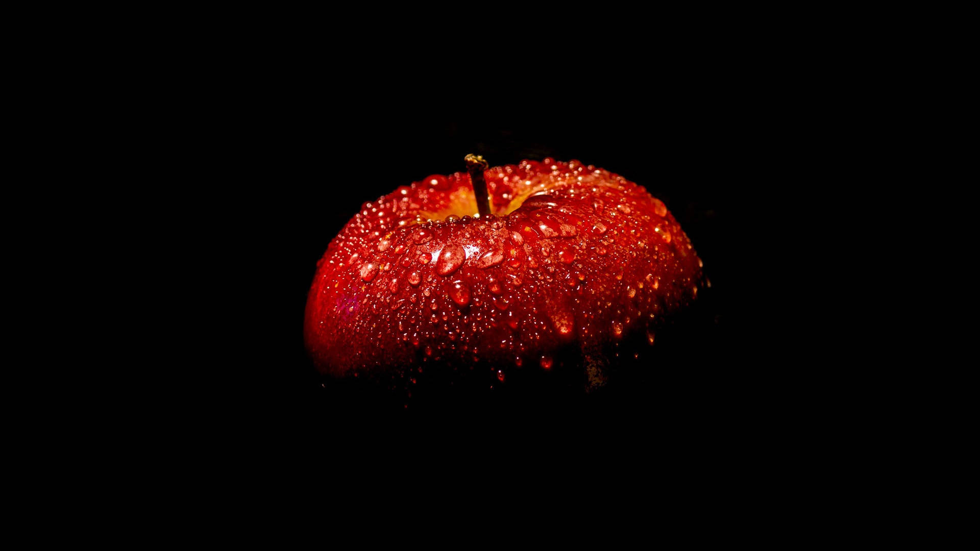 Et æble med vanddråber på det Wallpaper