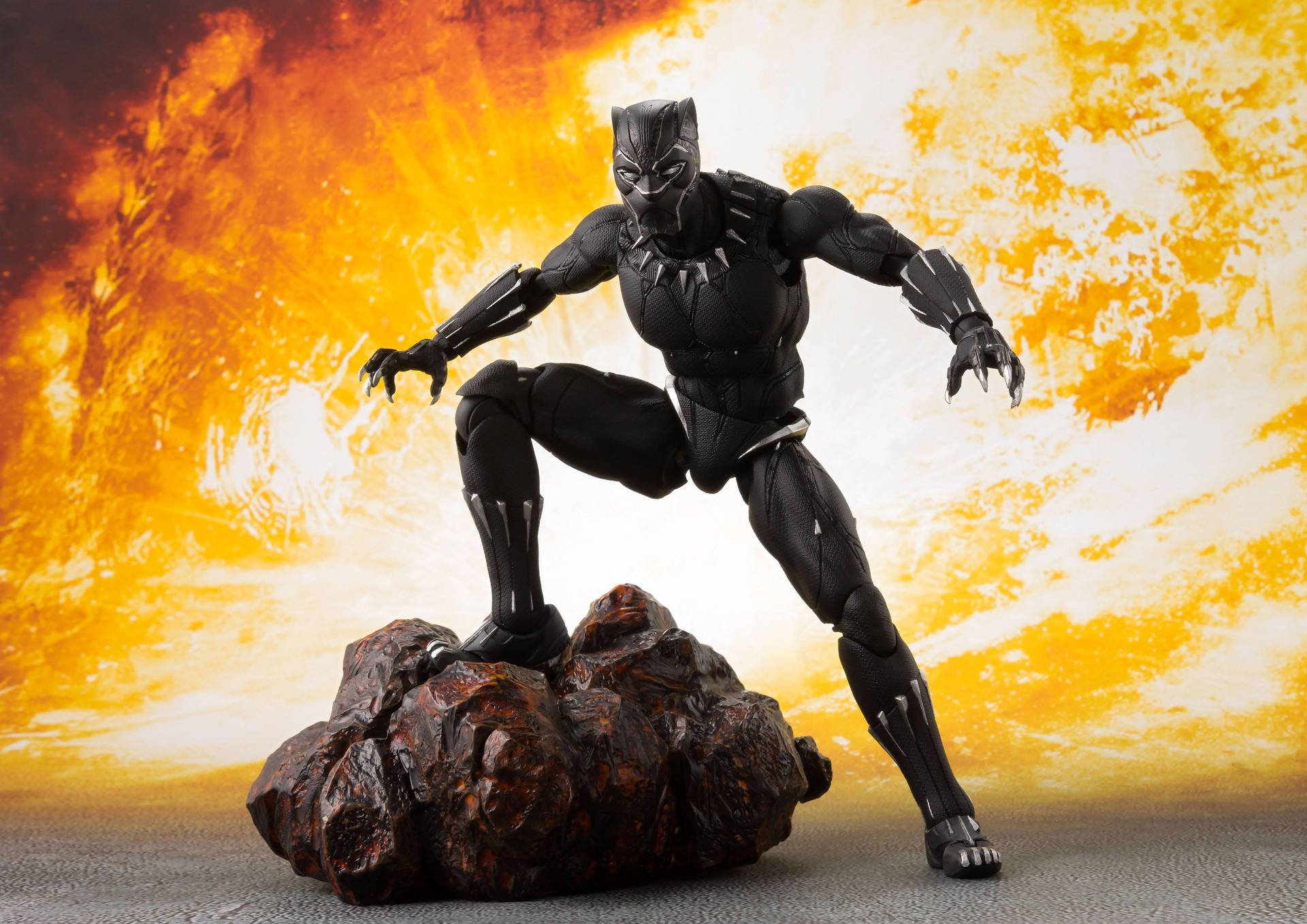 Black Panther 4K Ultra HD Dark Action Figure Wallpaper