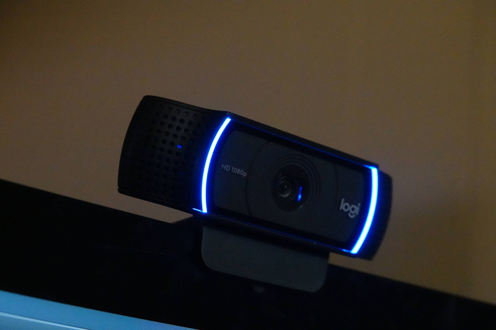 Schwarzesrechteck Mit Blauer Lichtquelle Für Die Webcam Wallpaper
