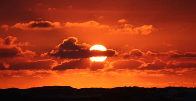 Schwarzerroter Sonnenuntergang Mit Wolken Wallpaper