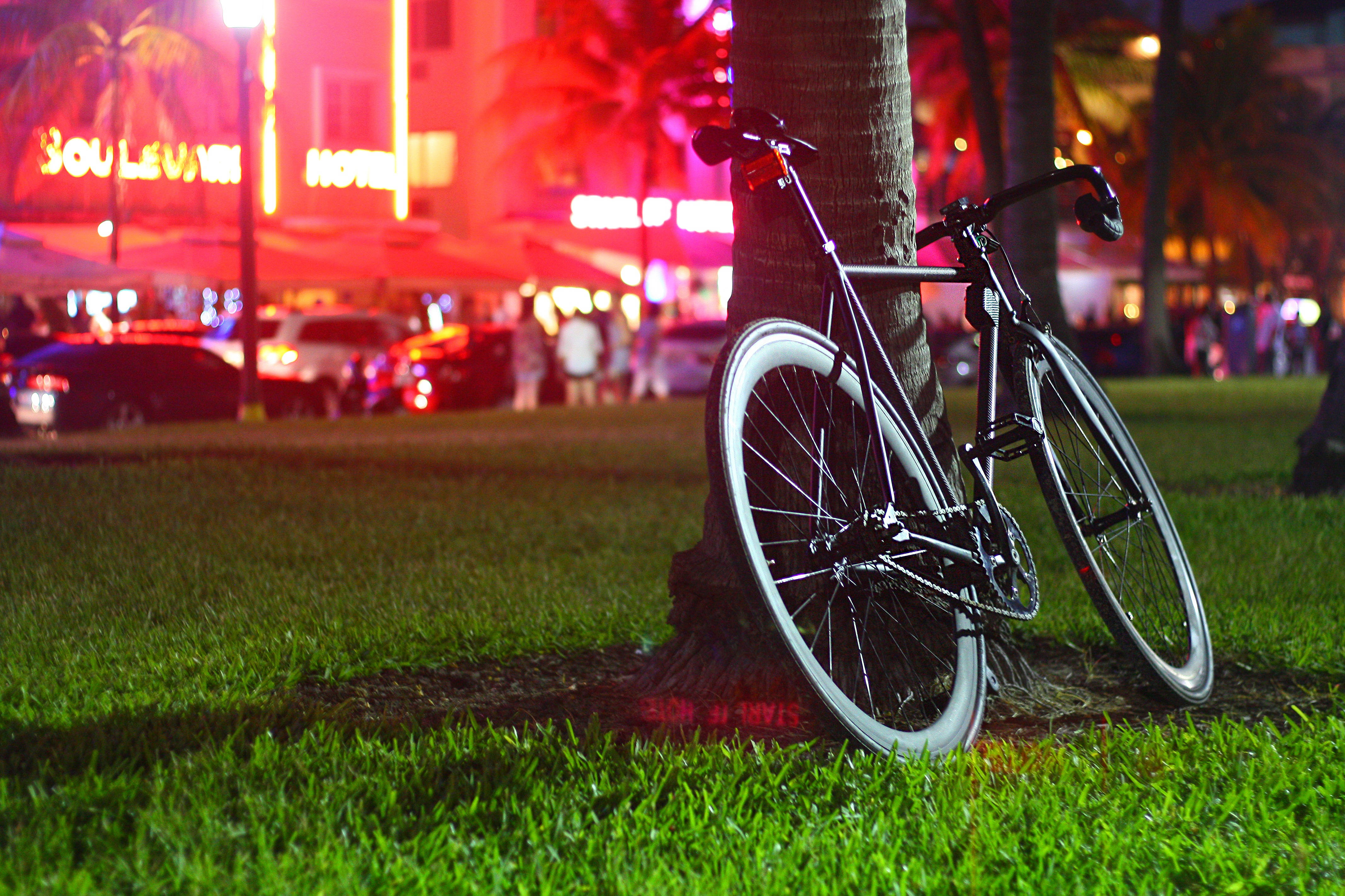 Bicicletade Carrera Negra En El Árbol Del Centro Comercial. Fondo de pantalla