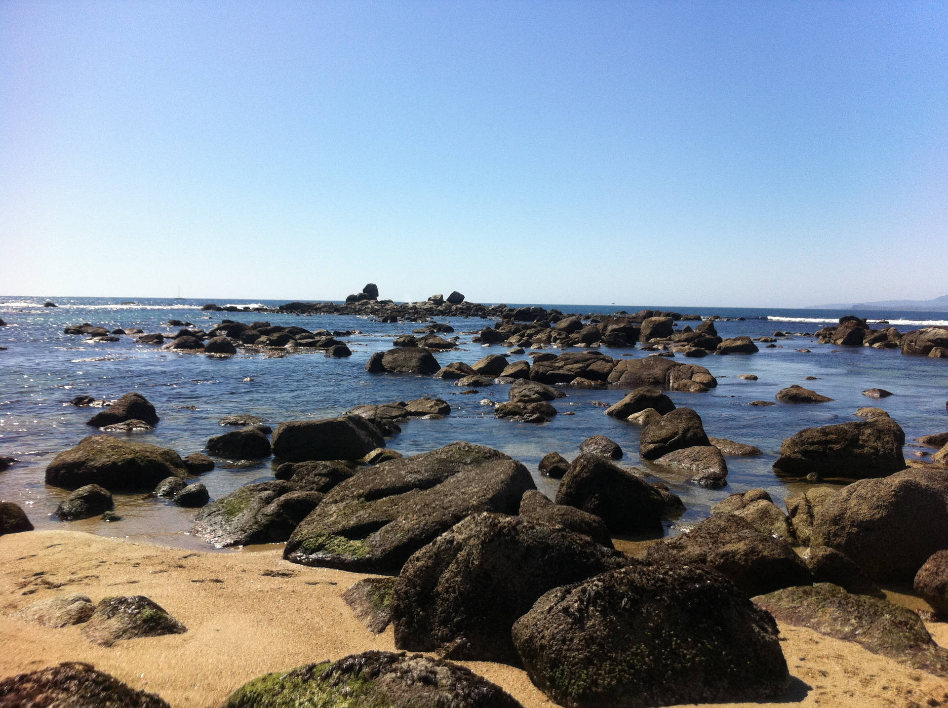 Fondosde Pantalla De Rocas Negras En La Playa Para Escritorio. Fondo de pantalla
