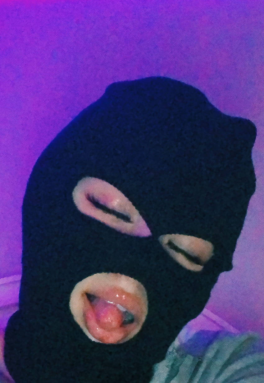 En person i sort maske med en tunge der stikker ud. Wallpaper