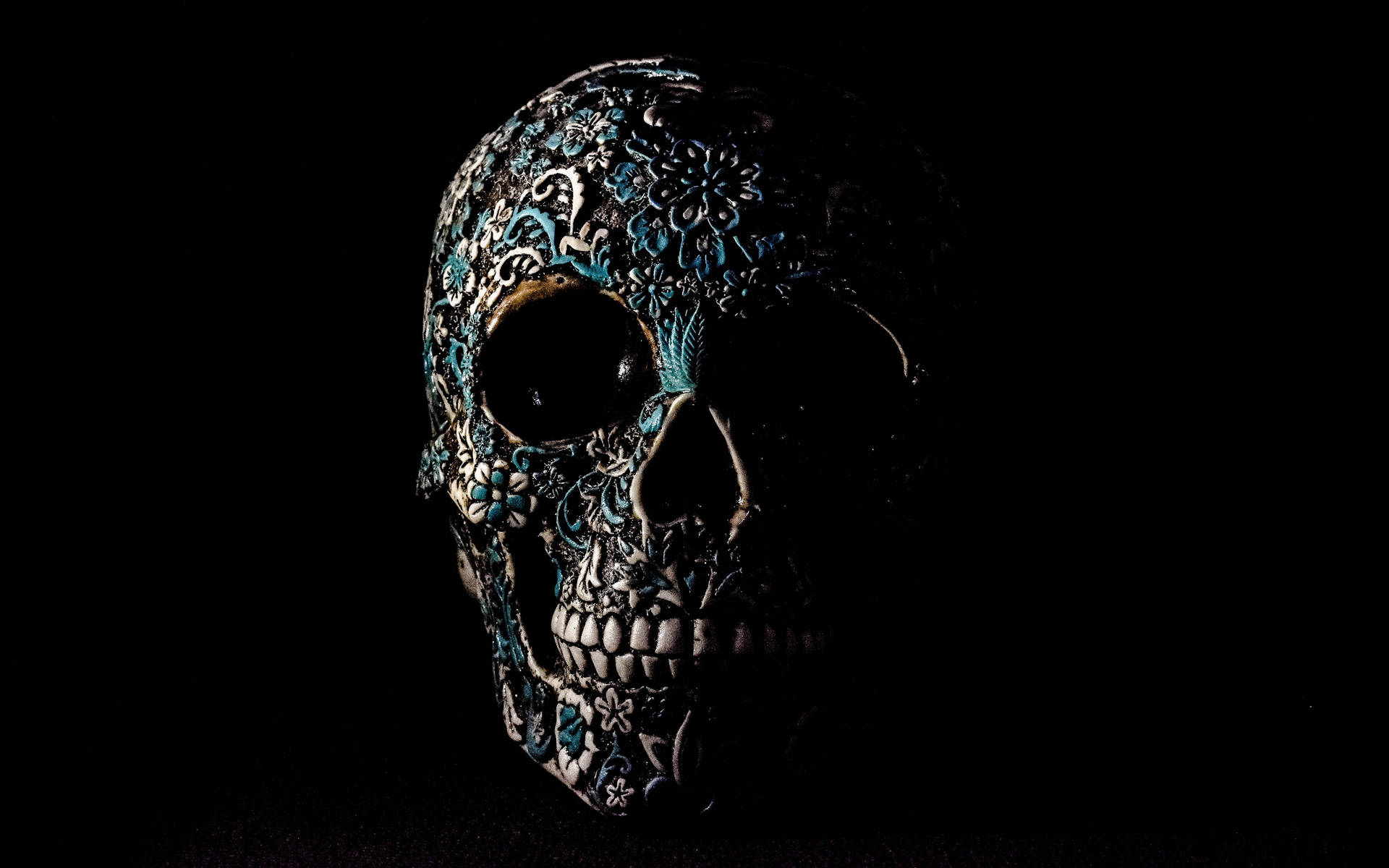 A menacing skull made of black stone Wallpaper
