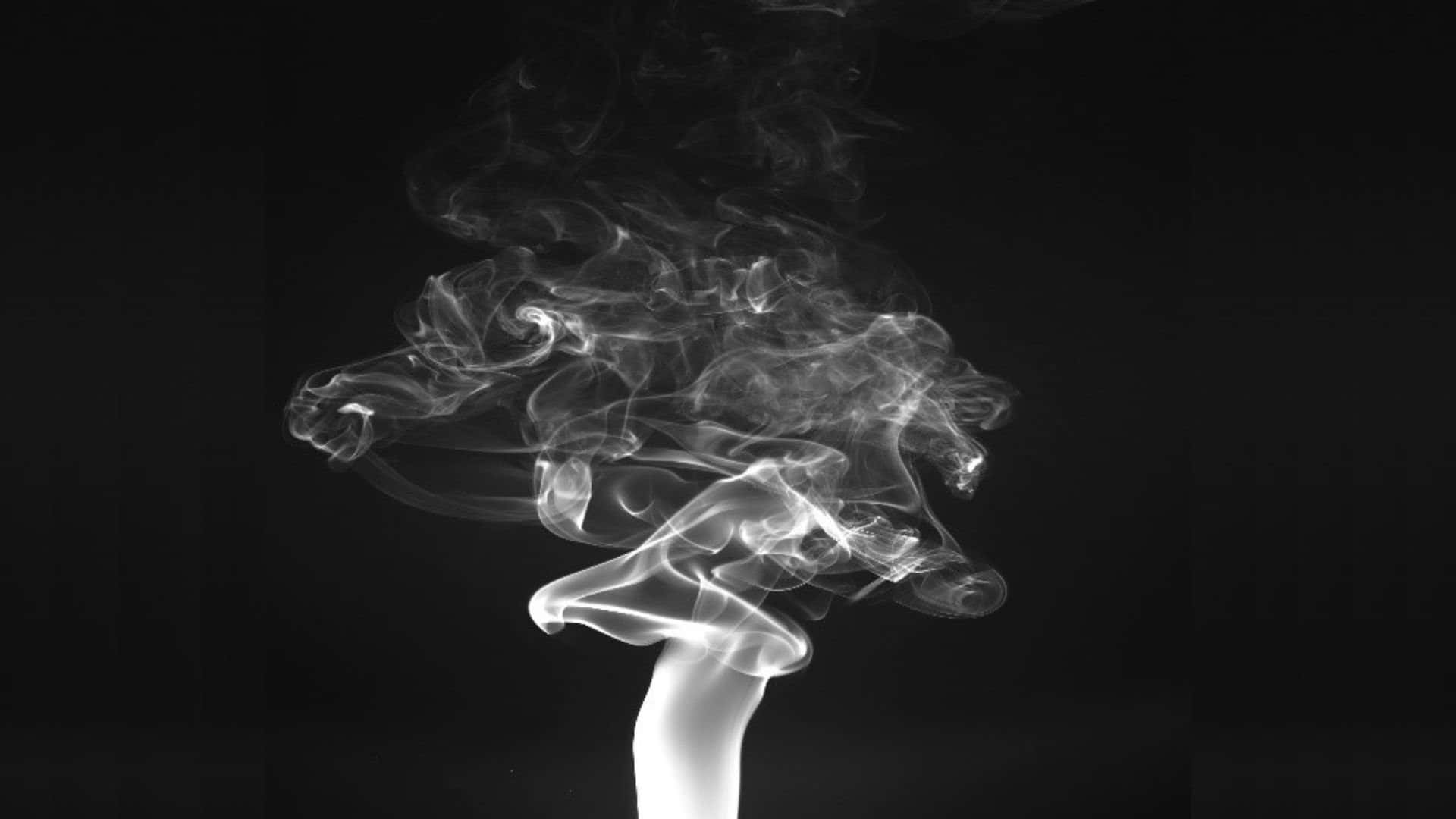 Nuvolescure E Sinistre Di Fumo Nero