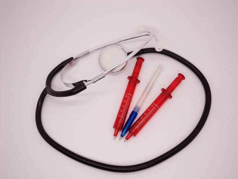 Stetoscopio Nero Con Tre Penne Sfondo