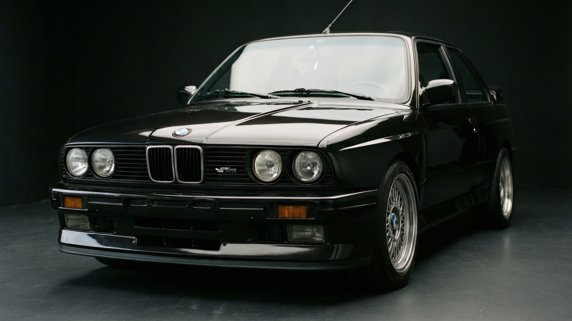 Black Studio E36 Bakgrunner