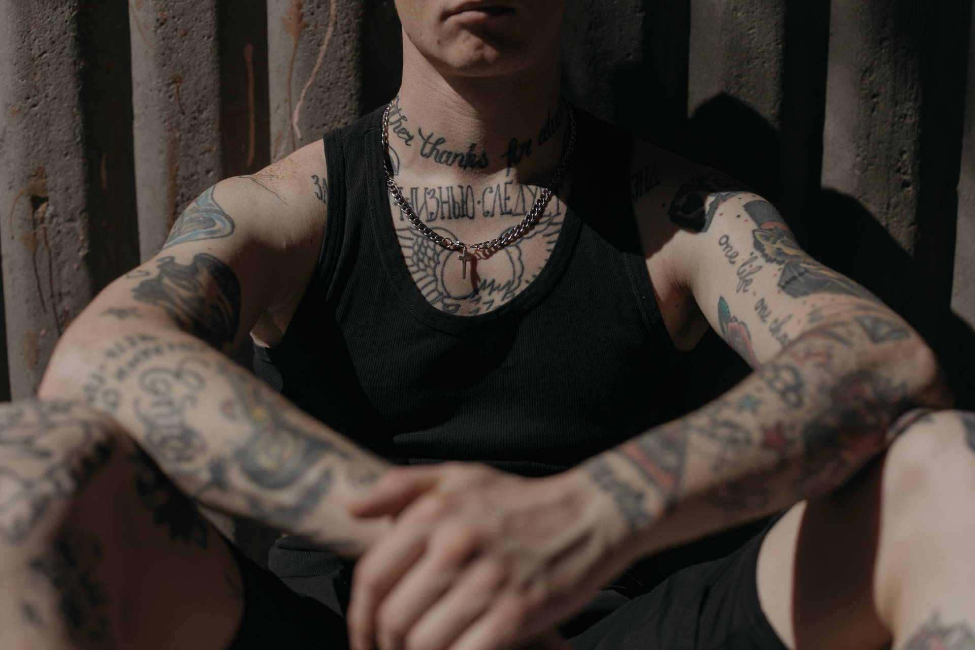 Hombreen Camiseta De Tirantes Negra Con Tatuaje En Alta Definición. Fondo de pantalla