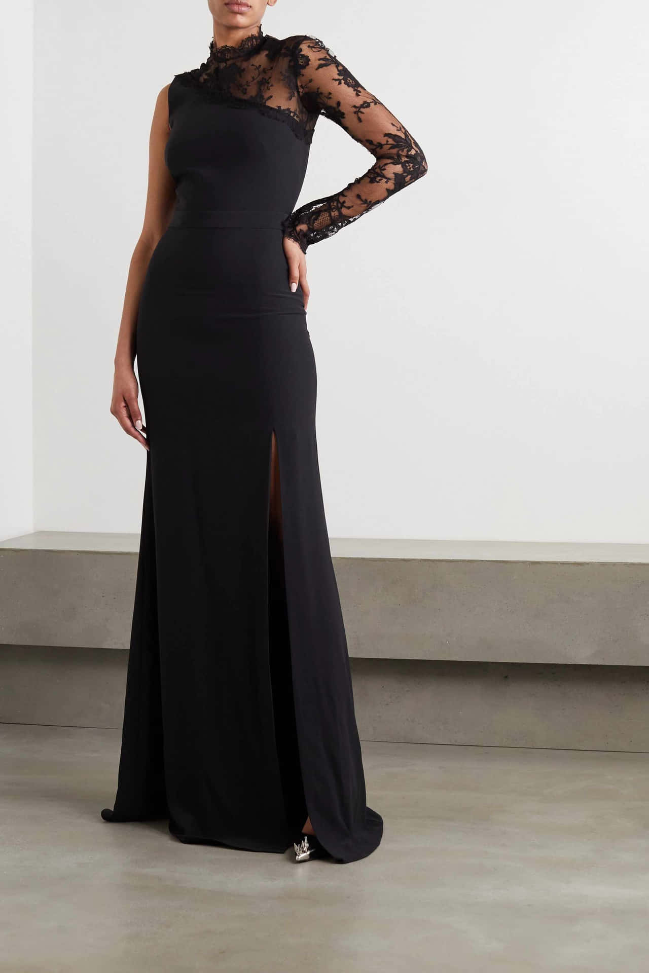 Lucedeslumbrante Y Elegante Con Este Vestido De Etiqueta Negro. Fondo de pantalla