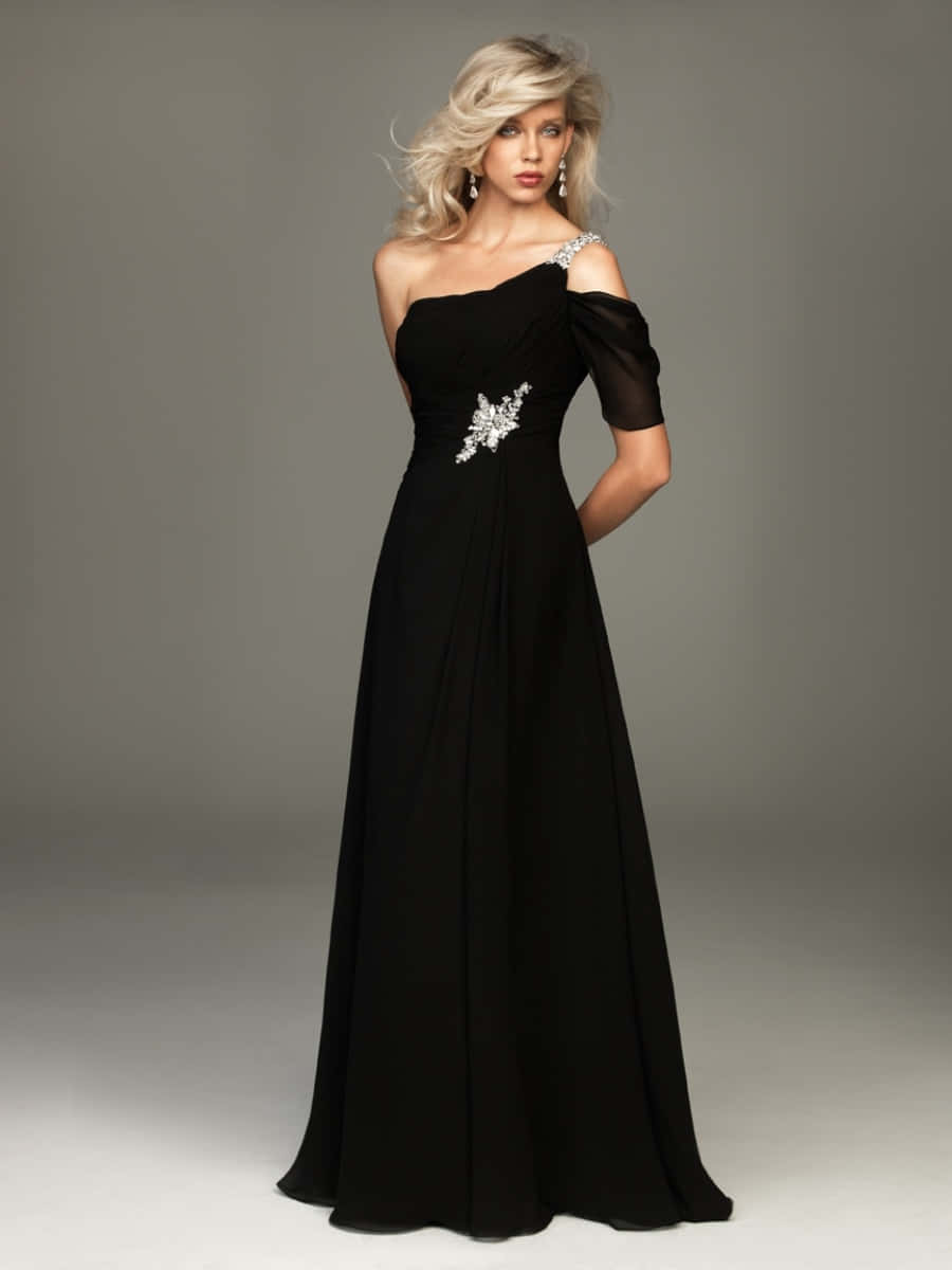 Make a lasting impression with this elegant black tie dress. Wallpaper