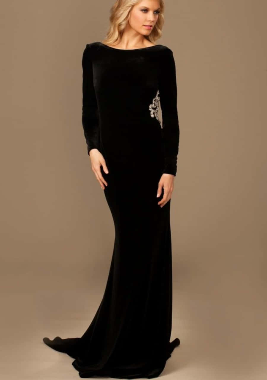 Luceelegante Y Glamorosa Con Un Vestido De Etiqueta Negro. Fondo de pantalla