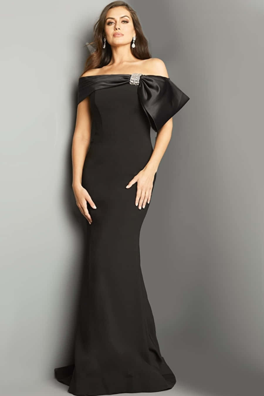 Róbateel Espectáculo Con Un Vestido De Etiqueta Negro Atemporalmente Elegante. Fondo de pantalla