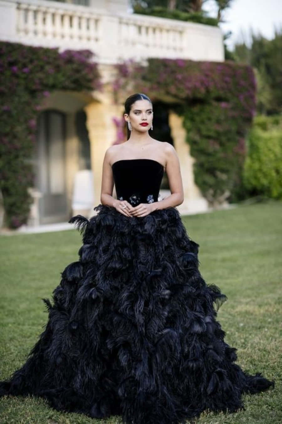 Eleganciaclásica En Vestidos De Noche De Etiqueta Negra. Fondo de pantalla