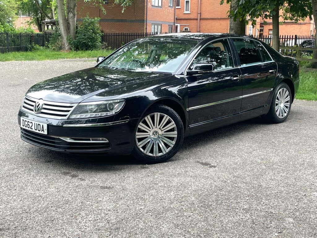 Volkswagen Phaeton Noire Garée En Plein Air 2012 Fond d'écran