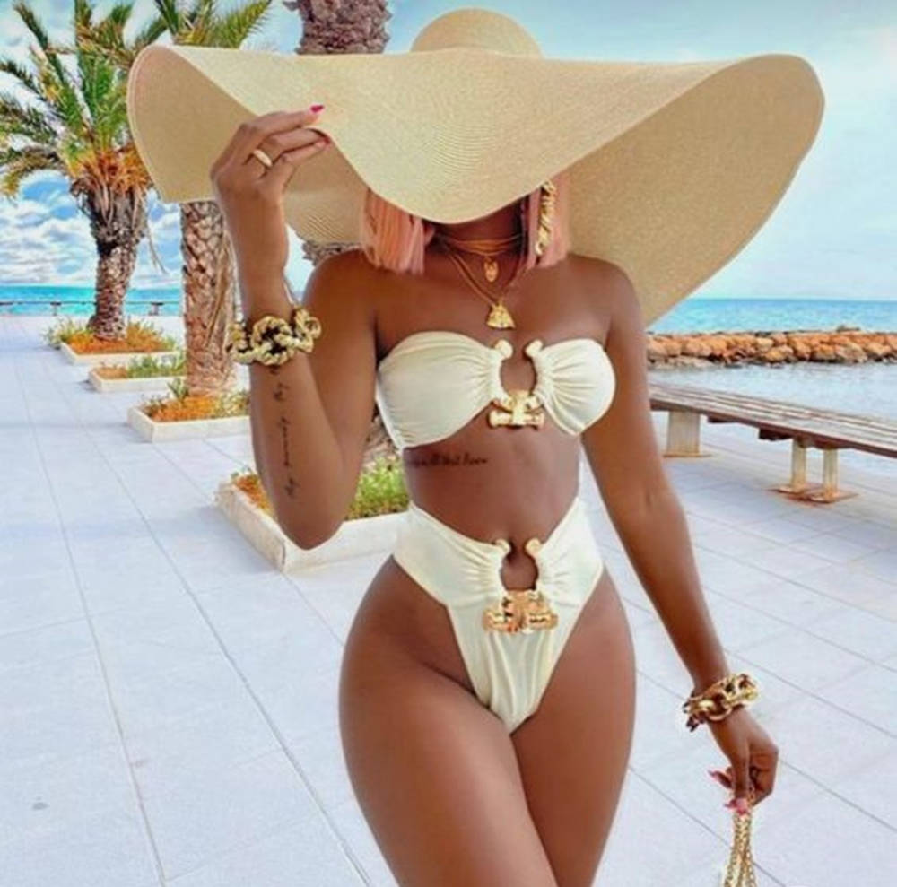 Black Woman In Bikini Big Sun Hat Wallpaper
