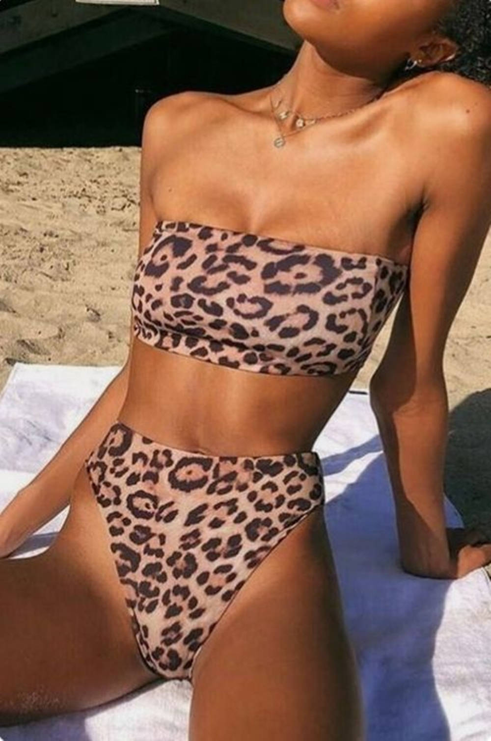 Mujernegra En Bikini Con Estampado De Leopardo. Fondo de pantalla