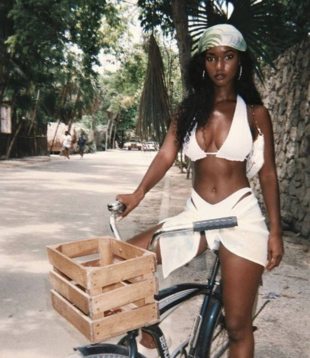 Mujernegra En Bikini Con Bicicleta Blanca. Fondo de pantalla