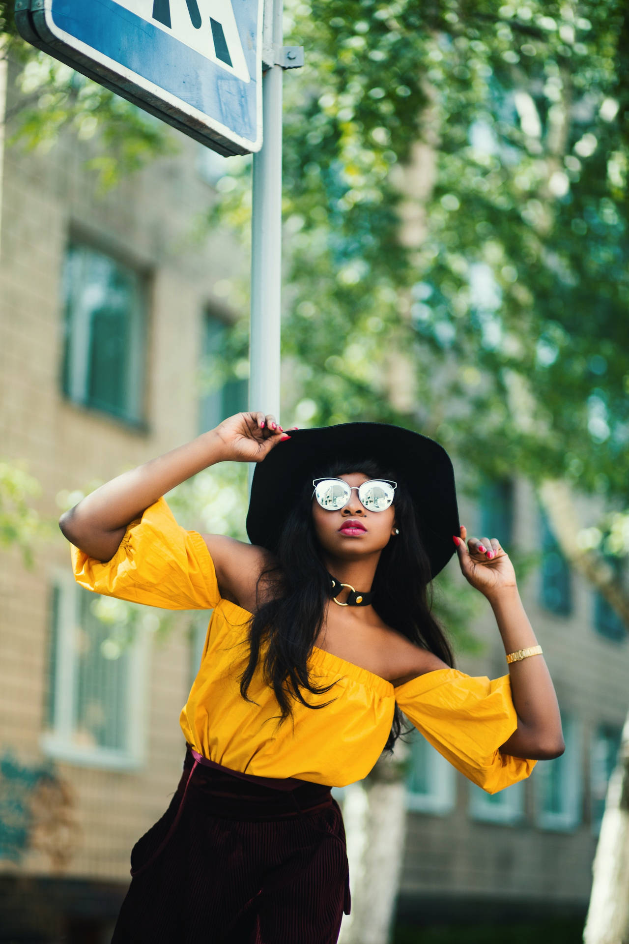 Black Woman Vibrant Summer Look Wallpaper