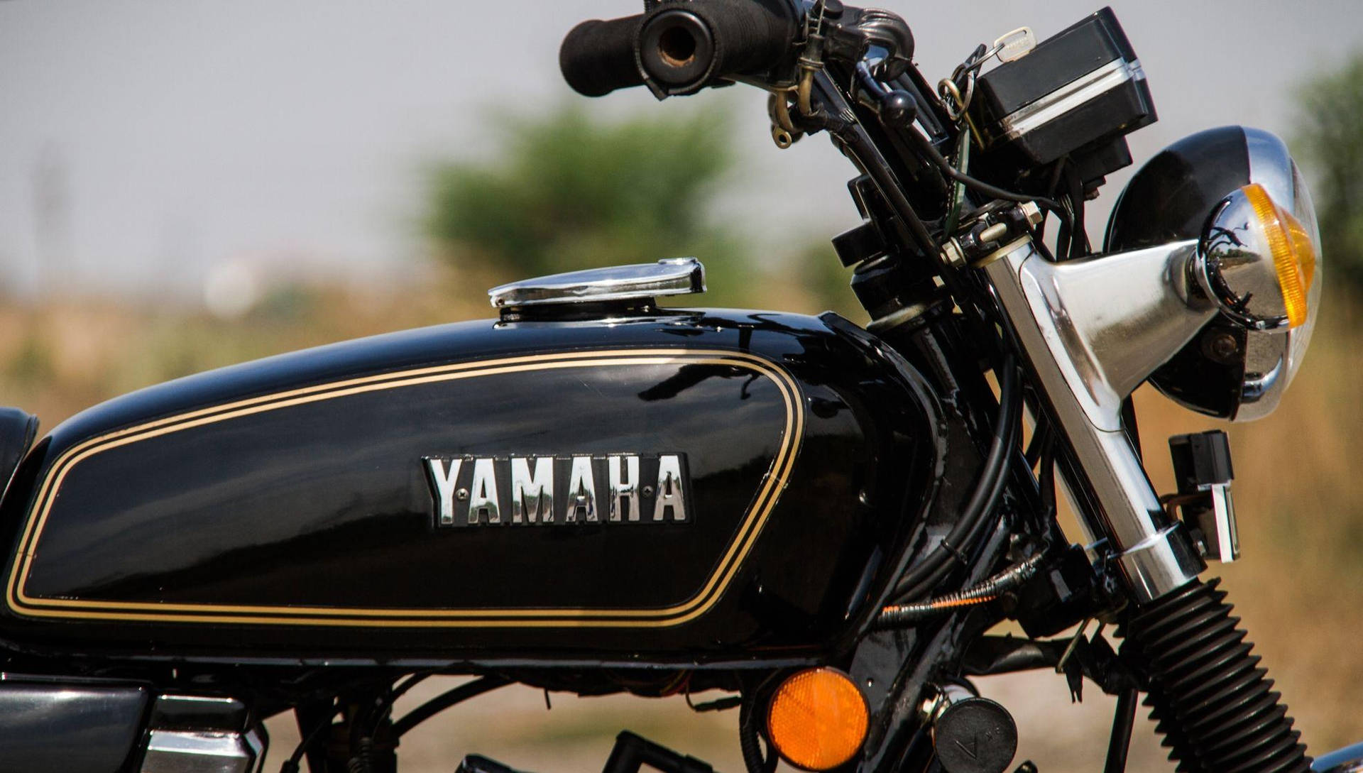 Fotolateral De La Yamaha Rx100 En Color Negro. Fondo de pantalla