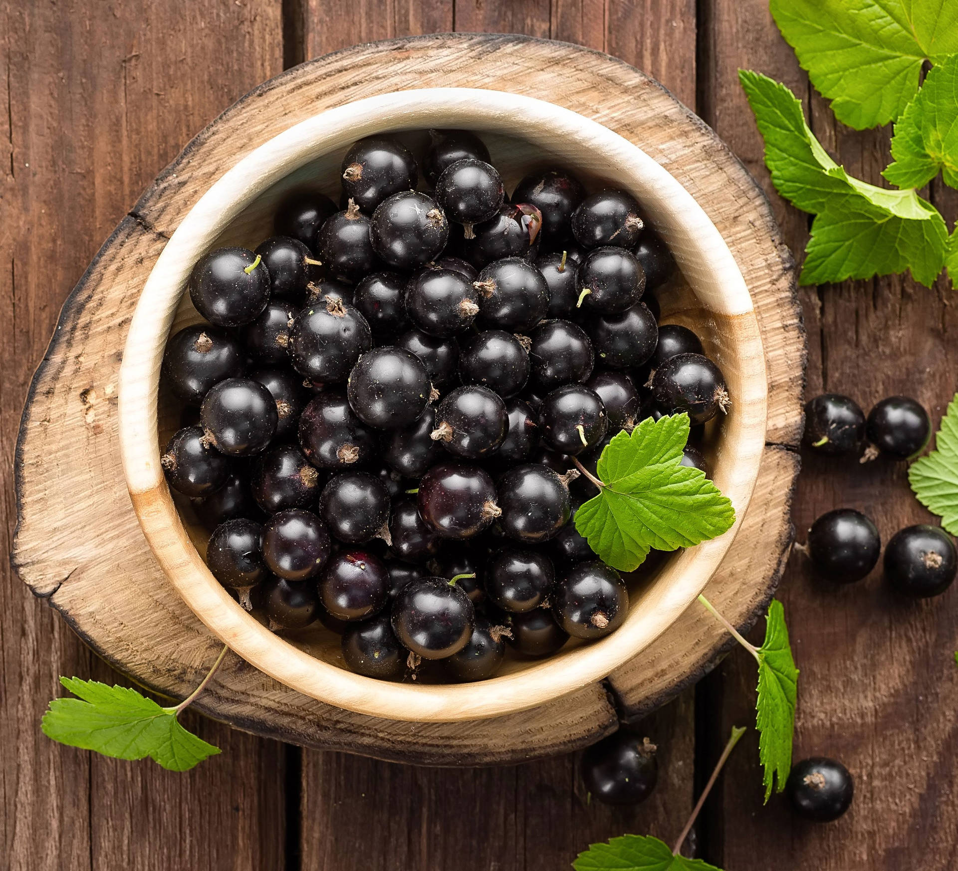 Blackcurrant In A Wooden Bowl Wallpaper