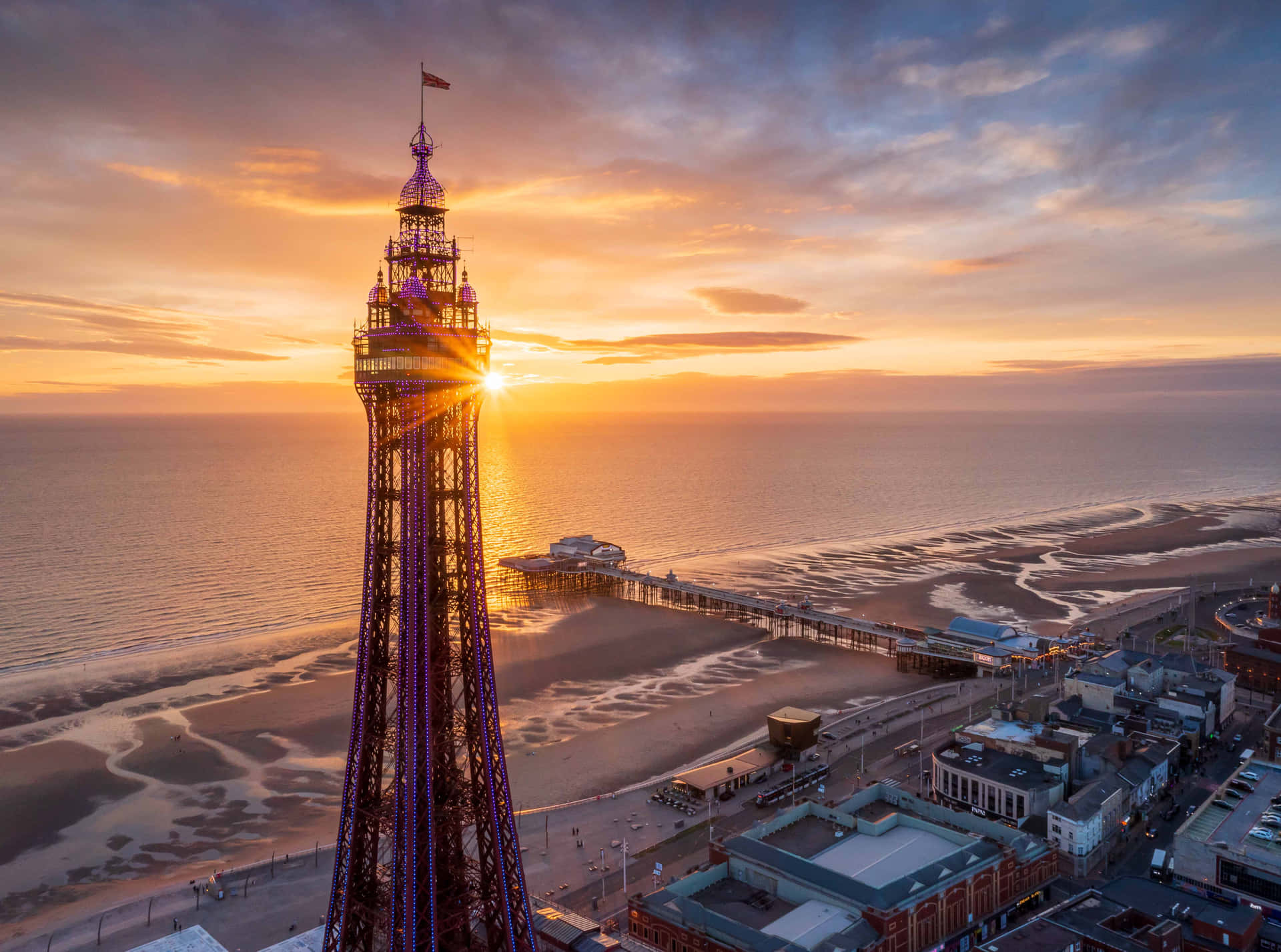 Blackpooltower Und Der Strand Bei Sonnenuntergang Wallpaper