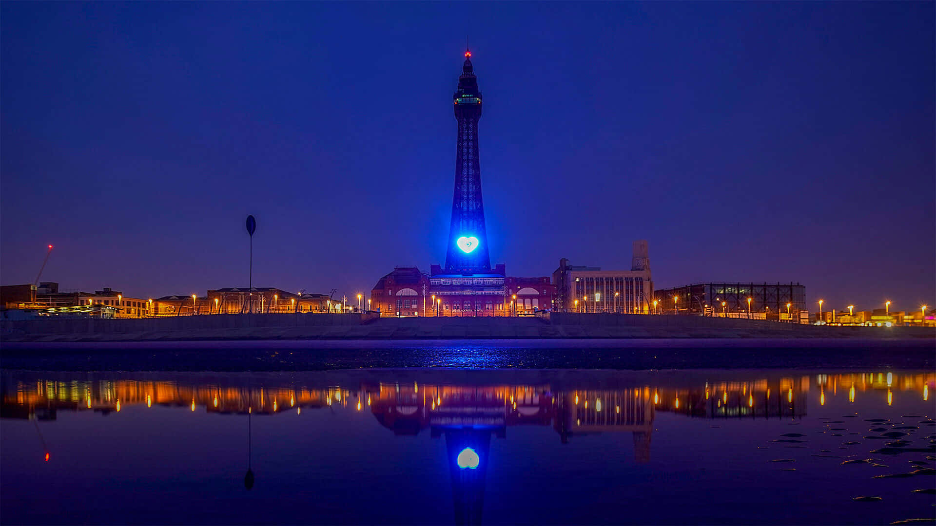 Torrede Blackpool De Noche Con Luz Azul. Fondo de pantalla
