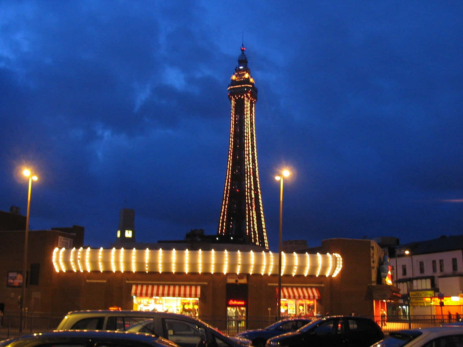 Torredi Blackpool Sotto Il Cielo Notturno Nuvoloso E Blu Sfondo