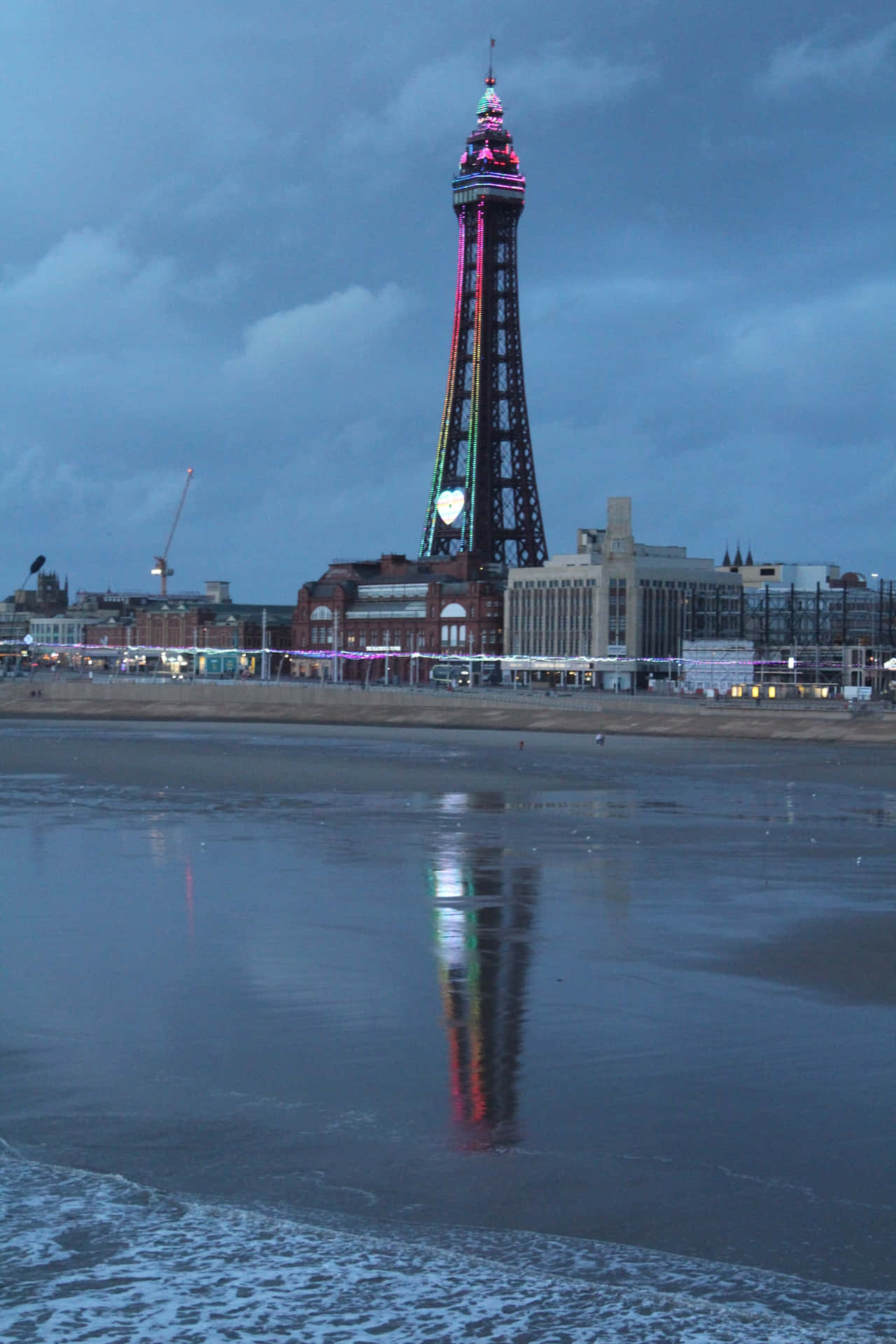 Torredi Blackpool Sotto Il Cielo Nuvoloso - Telefono Sfondo