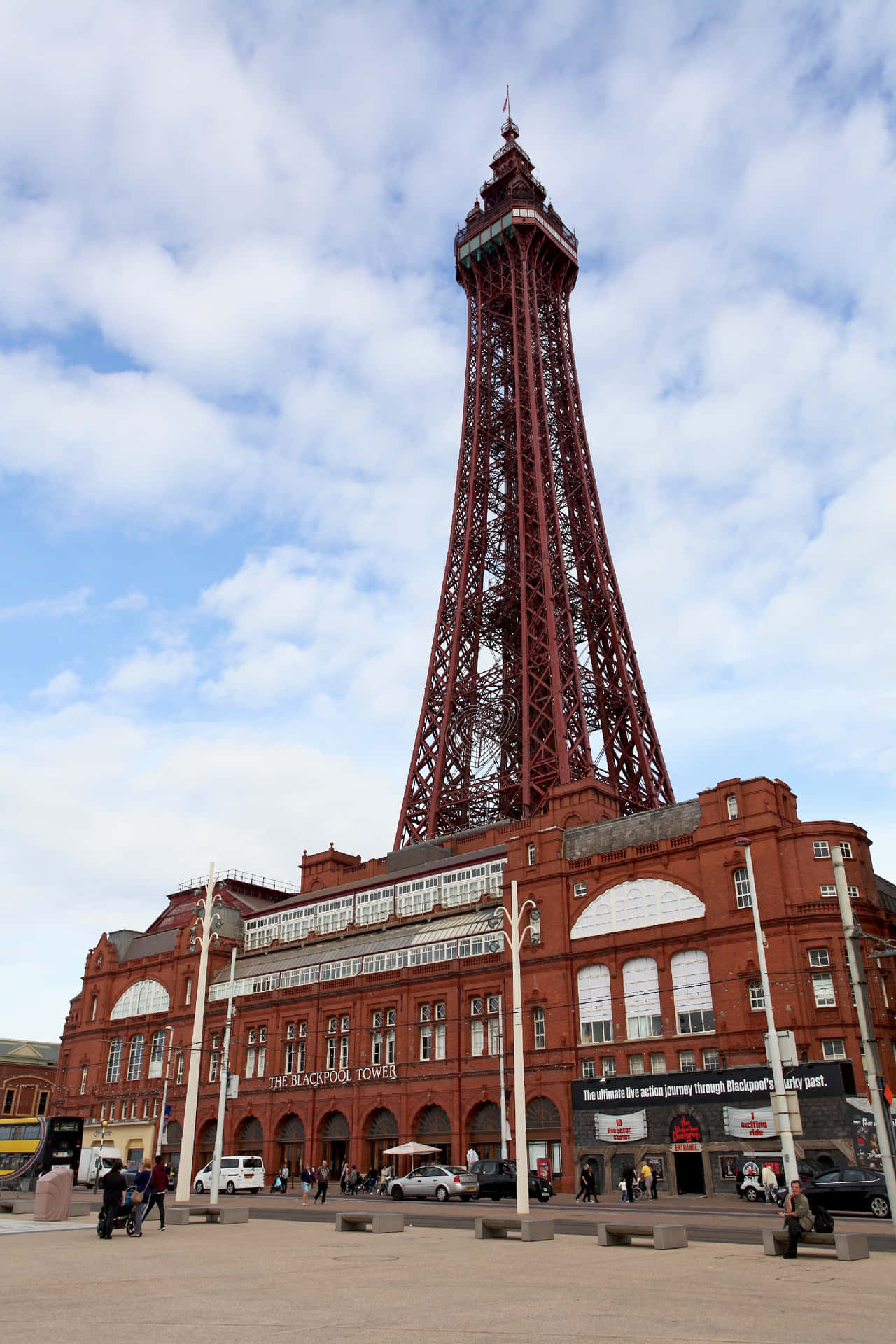 Blackpool Tower, der strækker sig ind i det blå himmel. Wallpaper
