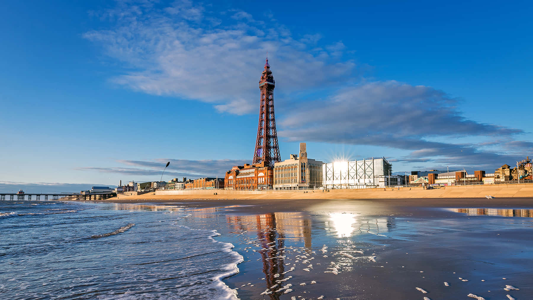 Torredi Blackpool Con Spiaggia E Oceano Come Sfondo Desktop. Sfondo