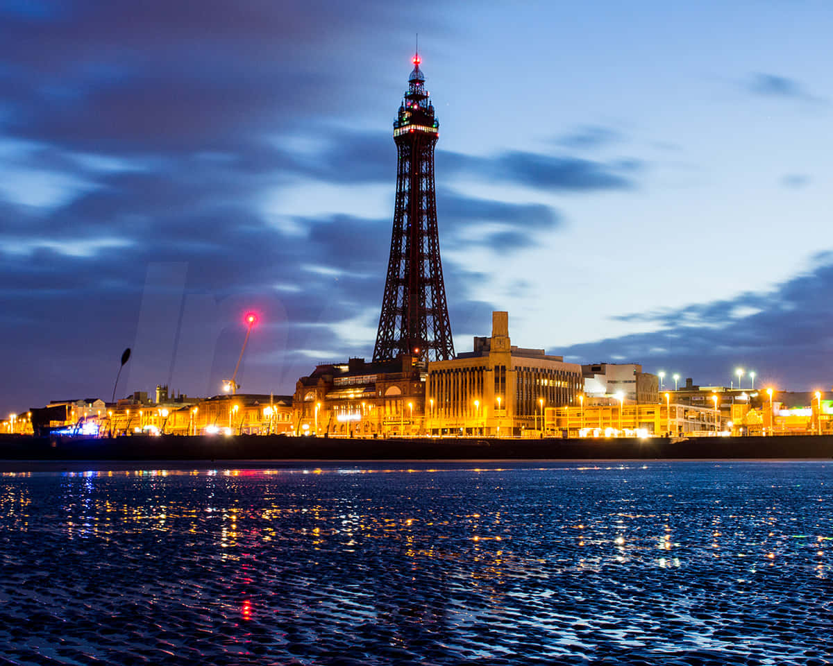Torredi Blackpool Con Le Luci Gialle Della Città In Basso Sfondo