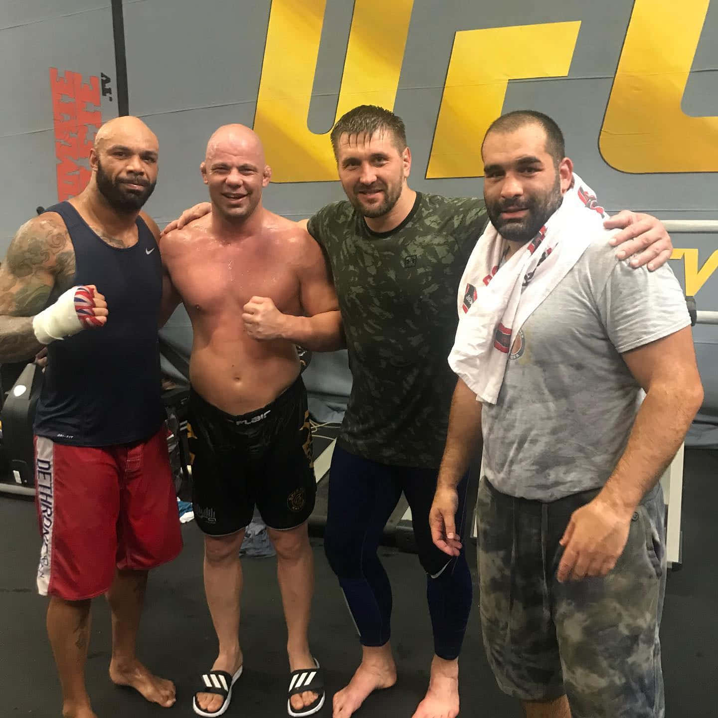 Blagoyivanov Con Compañeros Luchadores De Ufc Fondo de pantalla