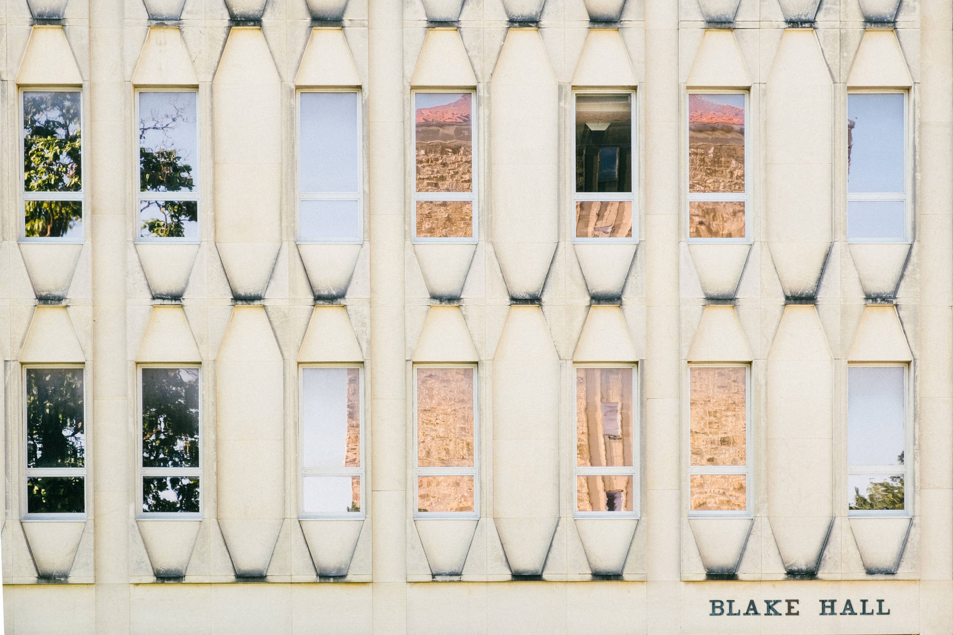 Ventanasdel Salón Blake En La Universidad De Kansas. Fondo de pantalla