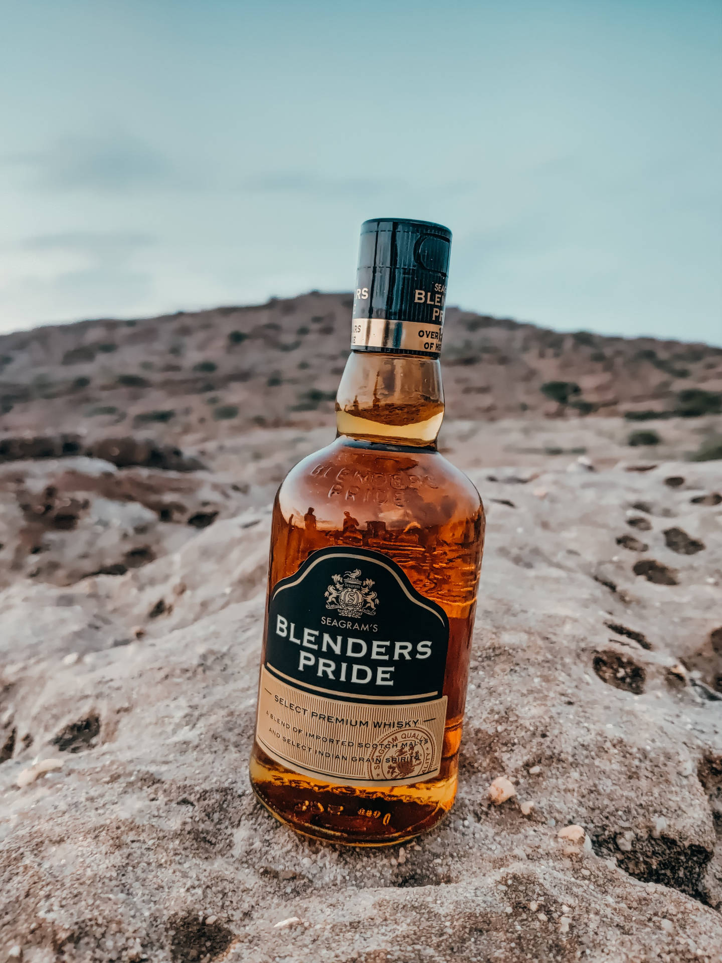 Botellade Whiskey Blender's Pride En La Playa Fondo de pantalla