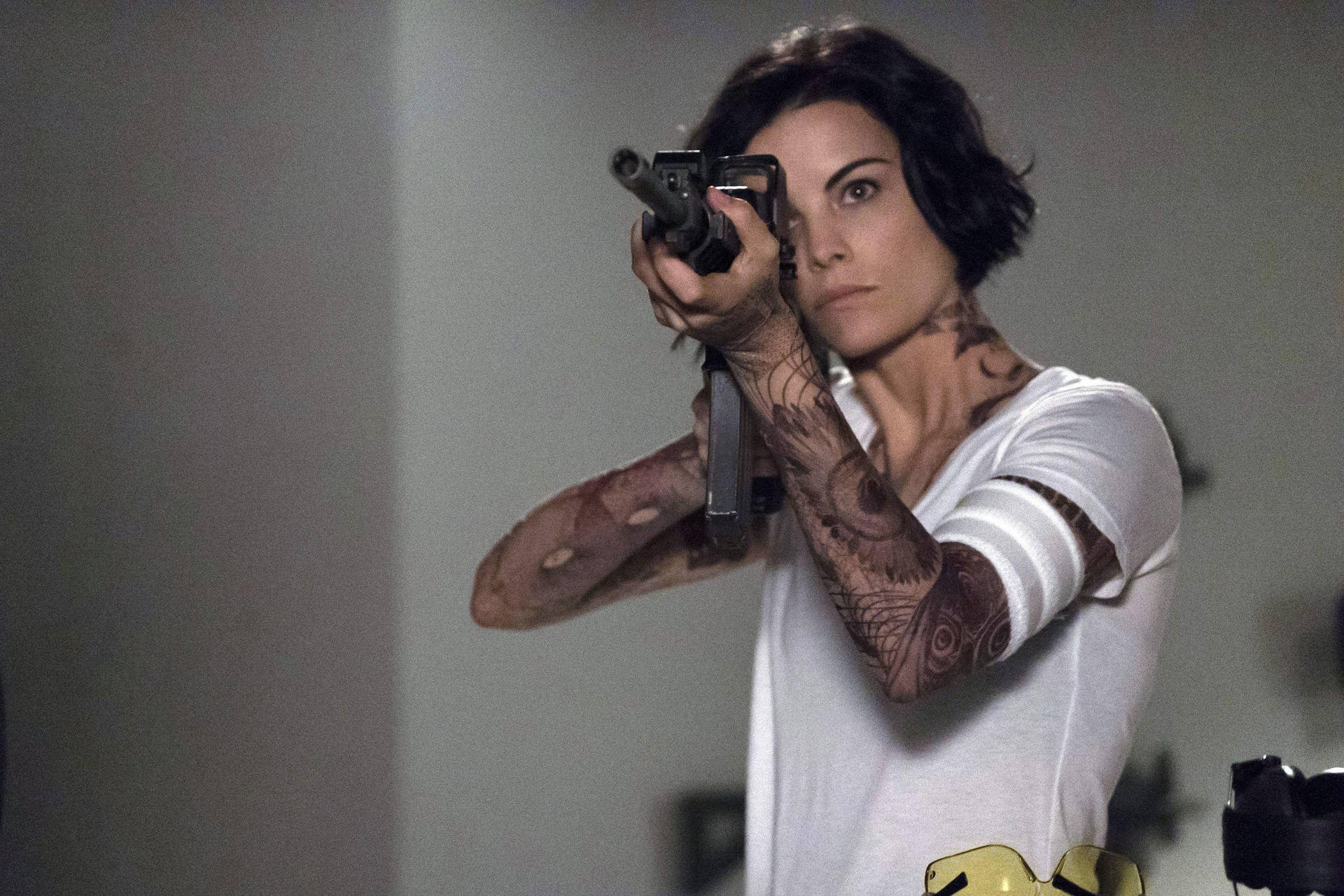 Personajede Blindspot, Jane Doe Apuntando Con Un Rifle. Fondo de pantalla