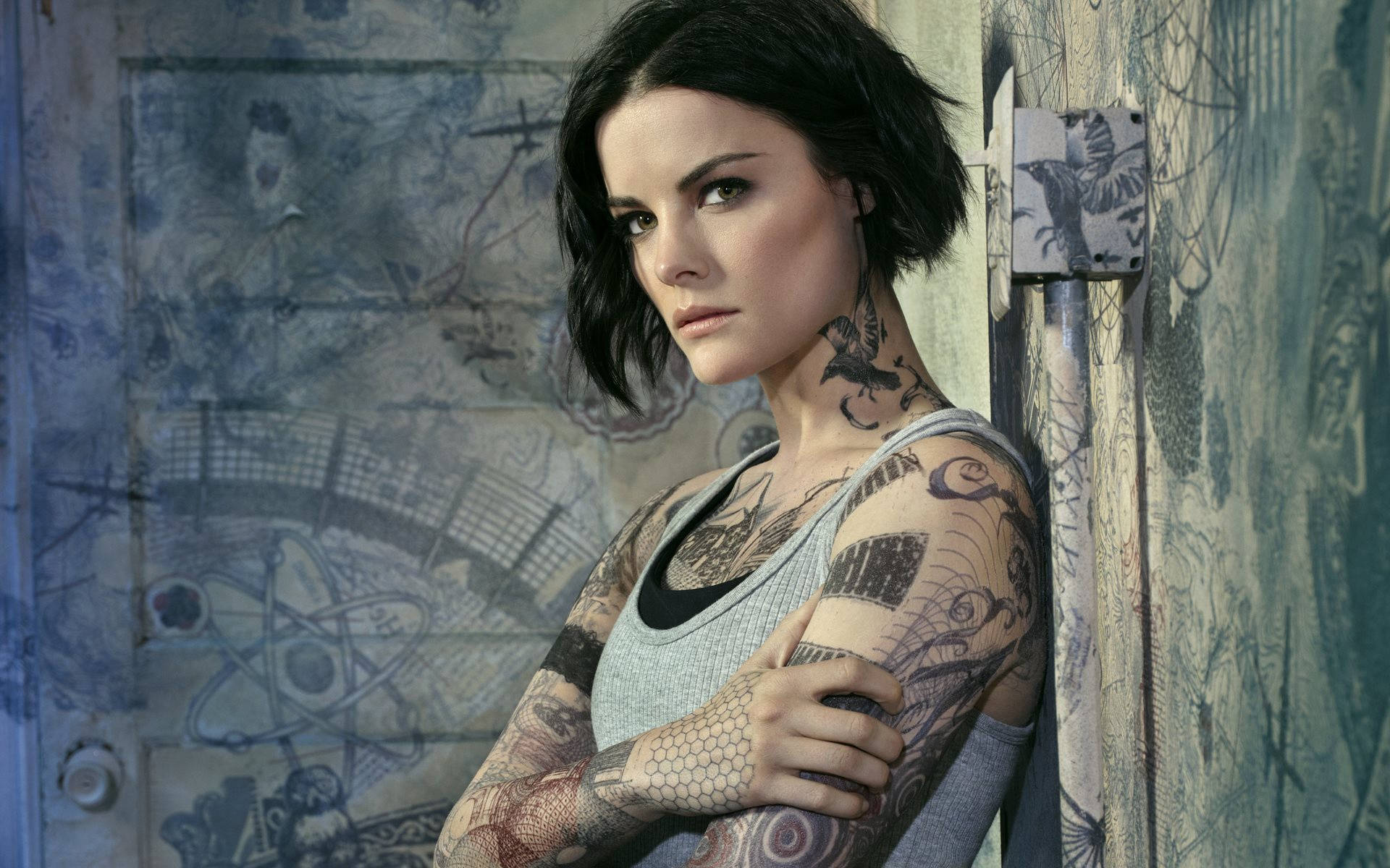 Jamie Alexander med hendes krops ledetråde af tatoveringer. Wallpaper
