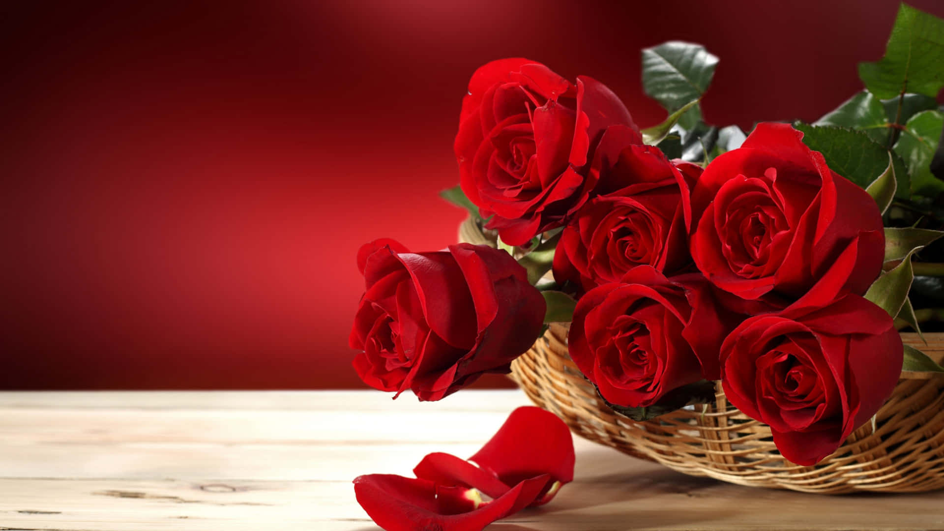 En kurv med røde rose blomster billede
