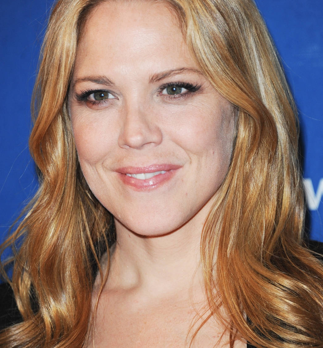 Renowned actress Mary McCormack looking radiant in blonde Wallpaper