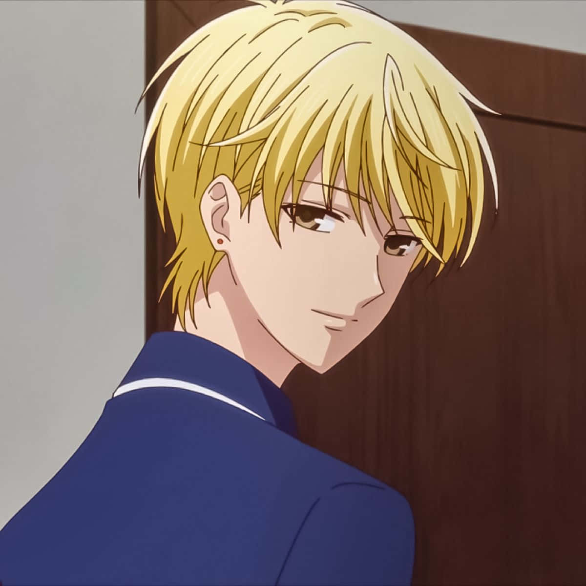 Blond Anime Personage Glimlachend Achtergrond