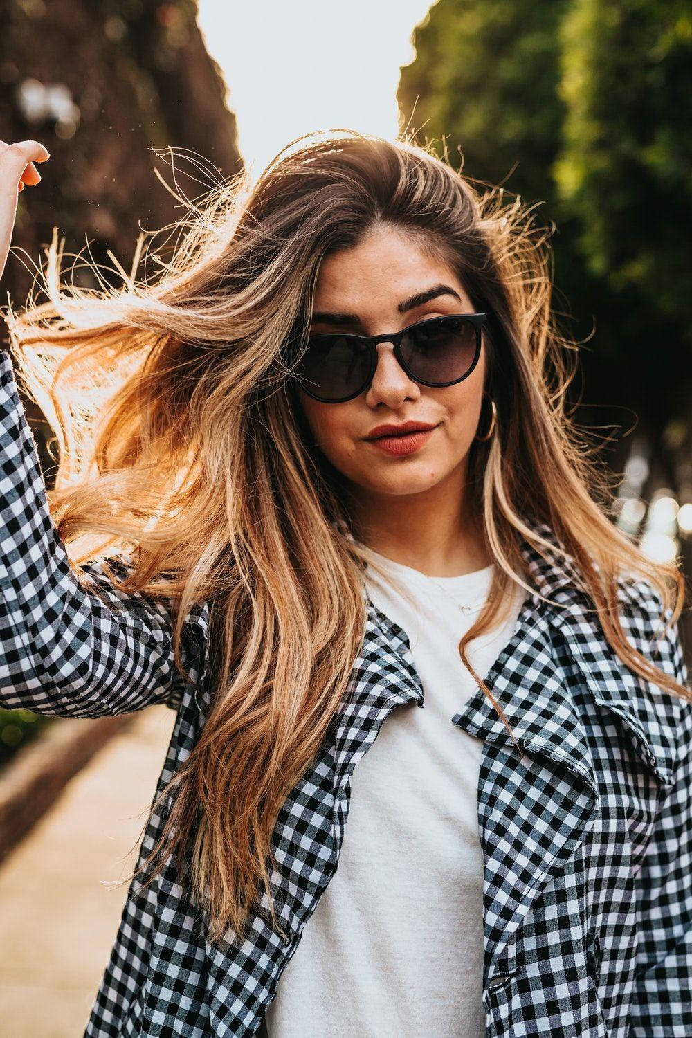 Download Blonde Attitude Girl With Sunglasses Wallpaper 