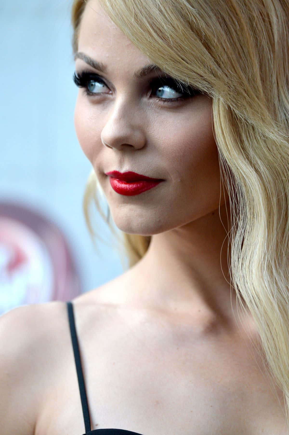 Blonde Celebrity Red Lipstick Glamour Wallpaper