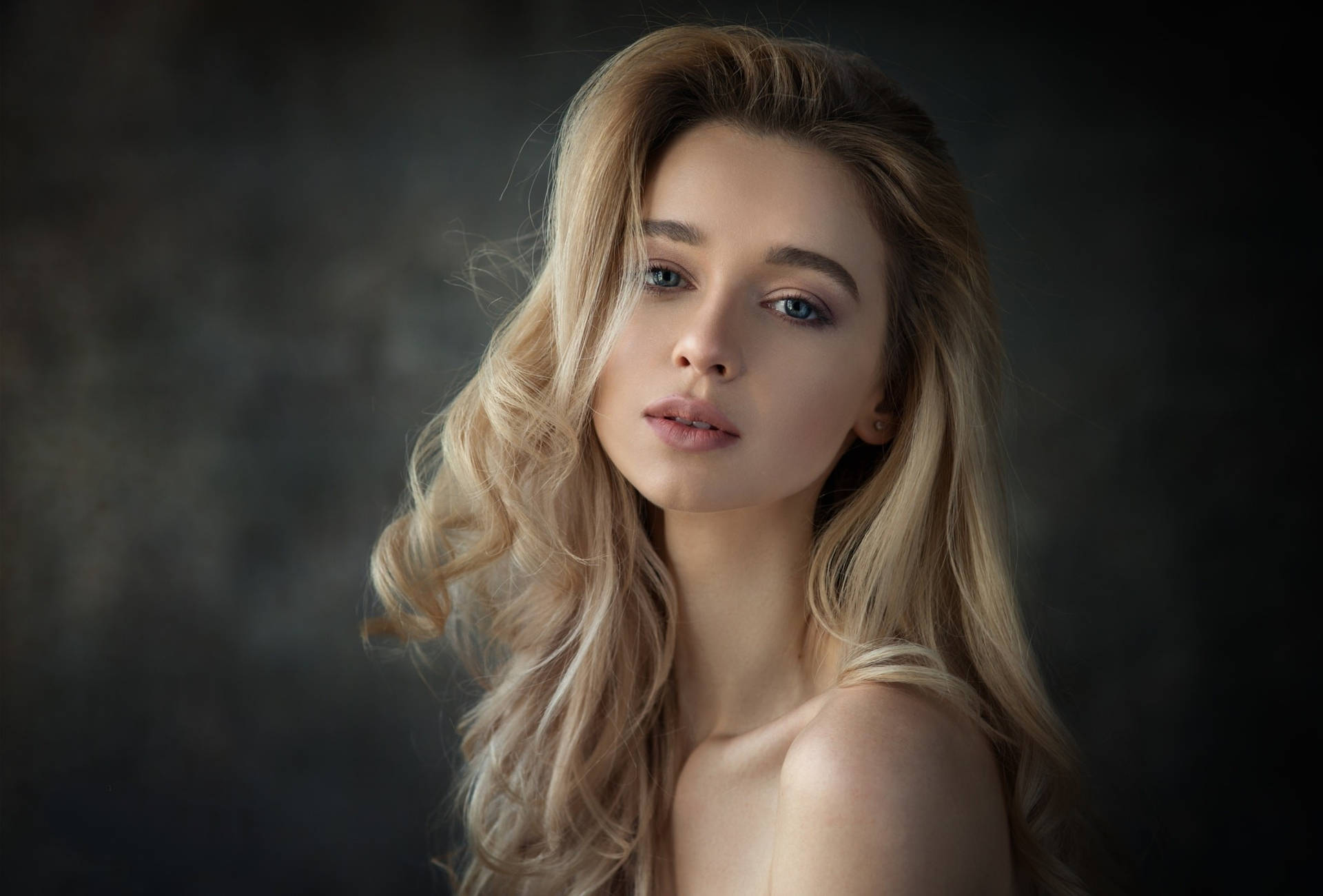 Blondeweibliches Model Oben Ohne Wallpaper
