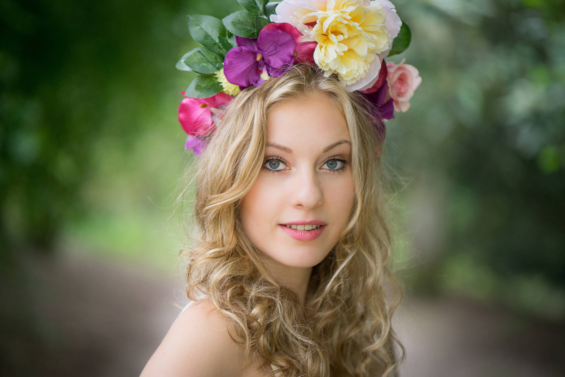 Blondesweibliches Model Mit Großen Blumen Wallpaper